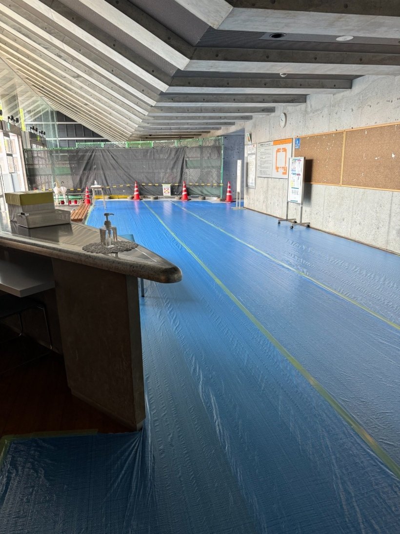 ブルーシートを敷いているロビー